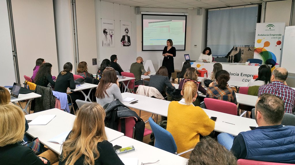 cadehuelva's tweet photo. Taller de Instagram para empresas en el #cadehuelva con Cristina y Lina de @ClHuelva https://t.co/DwGJNg8em2