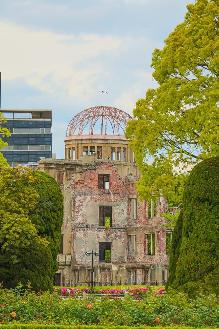 Japan_ication's tweet photo. JAPANICATION always hopes peaceful world.

This picture is atomic bomb dome in Hiroshima
Two nuclear weapons were dropped off the Japanese cities of Hiroshima and Nagasaki on August 6th and 9th, 1945.
#japanication #japan  #nagasaki #hiroshima #respect  #weloveyou #history #learn https://t.co/kBoJeFzj5E