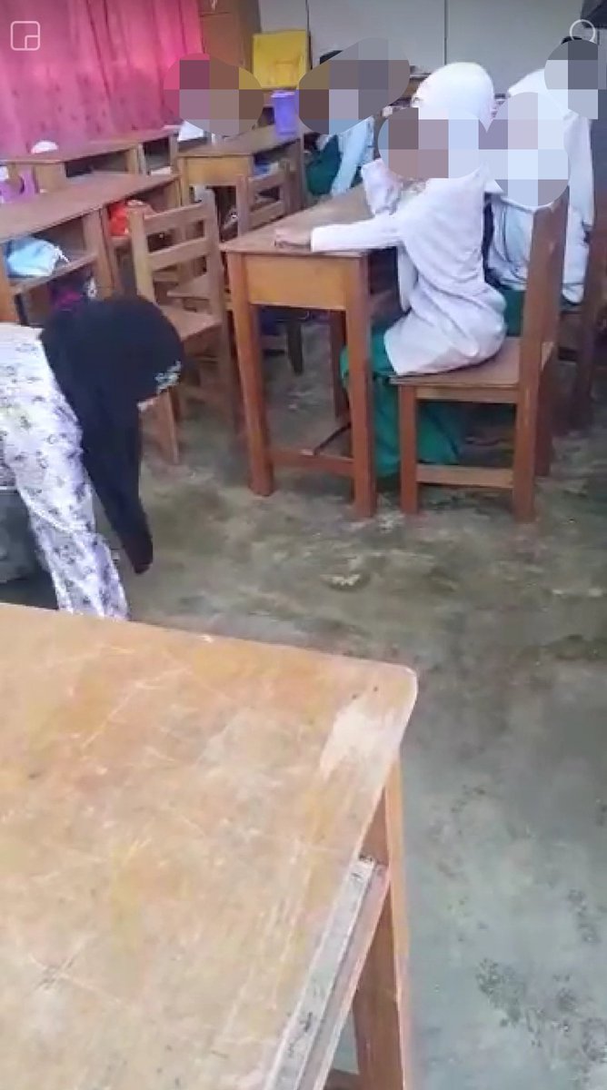 akhifairuz_'s tweet photo. Biadap!

Menggelegak  jiwa tengok video ni!Seorang ibu dipercayai ke sekolah dan memaksa ustazah merangkak, merakam video &amp; menularkan dgn niat memalukan.

Ya, ustazah ni ada silap mendenda pelajar dgn cara merangkak keliling kelas, tp tindakan ibu berkenaan lebih biadap! https://t.co/AkrZ1IzNjO