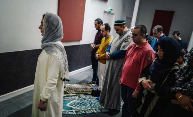 ssayan1922's tweet photo. İslamiyet böyle birşey değil mikron ....
kadının bırak namaz kıldırmasını aynı safta olması bile düşünülemez teklif dahi edilemez...😠
#macron #macronislam https://t.co/yZvSmeMK2c
