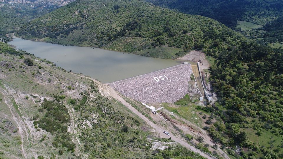 MevltAYDIN06's tweet photo. 🇹🇷Çamköy Barajı Sulama Hizmetine Devam Ediyor

👉#Çanakkale ili Ayvacık ilçesinde inşa edilen Çamköy Barajının temelden yüksekliği 32 metre olup depolanan 453 000 m3 su ile 690 dekar tarım arazisinin sulanması sağlanmaktadır. https://t.co/kfumqyh0t5