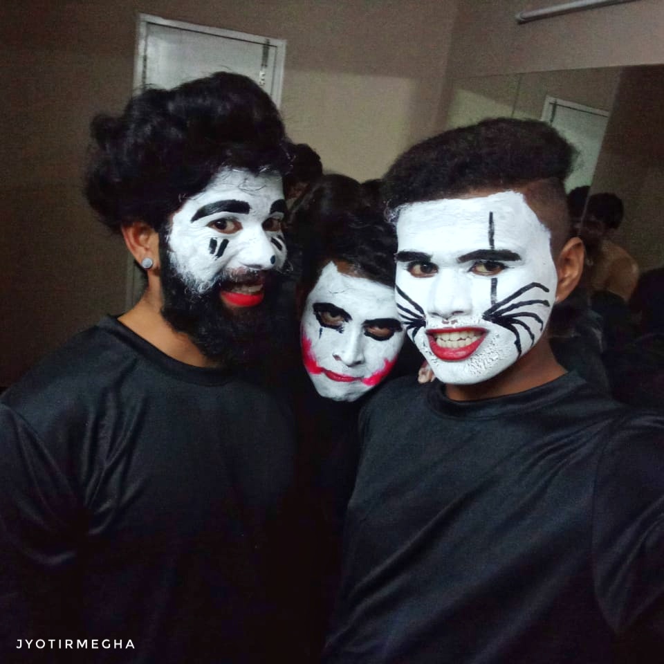 jyotirmegha's tweet photo. Backstage fun!
#Mime #KannadaPlay #KannadaTheatre #TheatreShows #MimeShow #MimePerformance #Backstage #BeforeTheShow https://t.co/gsl86Ndkuf