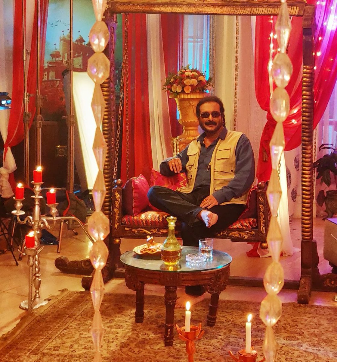 PlanetMarathi's tweet photo. “गोष्ट एका पैठणीची" चित्रपटात महत्त्वपूर्ण भूमिकेत✨@milindgunaji 

बायकोवर मनापासून प्रेम करणारा, तिच्या आदेशाने सगळी कामं करणारा, प्रेम करणारा खानदानी असा हा माणूस आहे. 

#MilindGunaji #planetmarathi #goldenratiofilms https://t.co/dVcOPn0Sfc