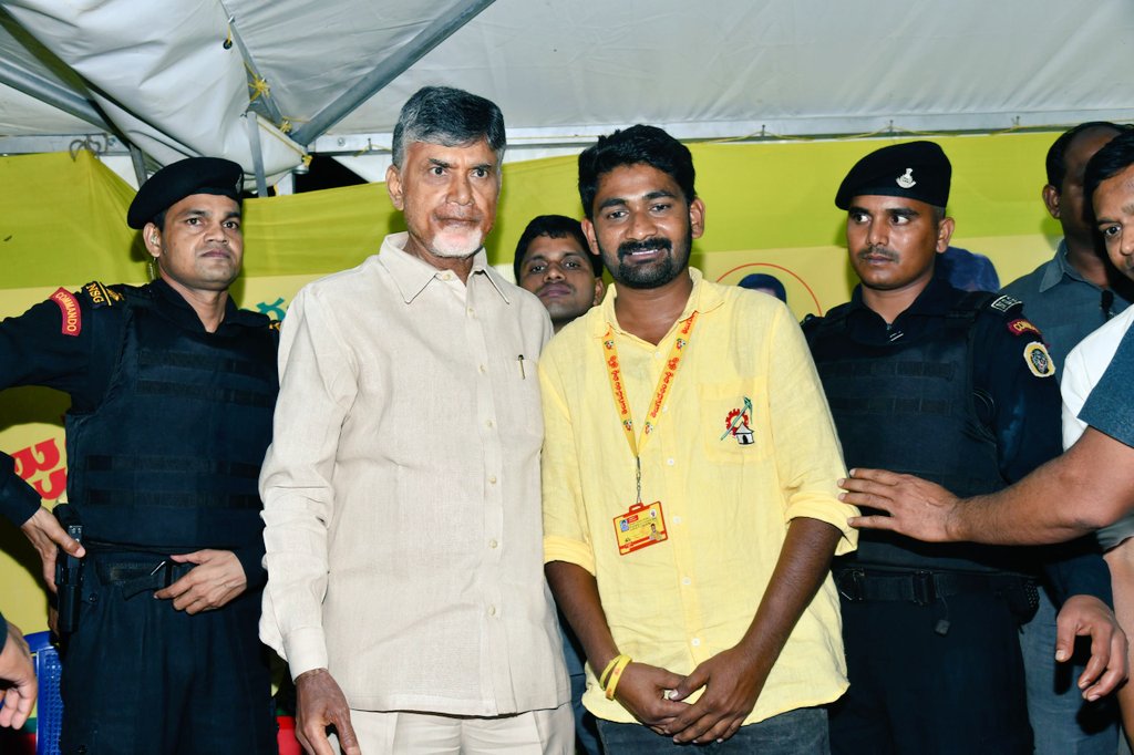 ursnani333's tweet photo. తొలిసారి M.L.A. గా పోటీచేసి నేటికి "42
సంవత్సరాలు పూర్తిచేసుకుంటున్న నా దేవుడికి @ncbn గారికి అభినందనలు శుభాకాంక్షలు 💐💐
ఈ జీవితం ప్రజలకే అంకితం చేసి అలుపెరగని పోరాటం చేసిన నిత్య శ్రామికుడికి శిరస్సు వంచి నా పాదాభివందనం చేస్తున్నా
@JaiTDP
#CBNISMYROLEMODEL https://t.co/3cejbEYSkk