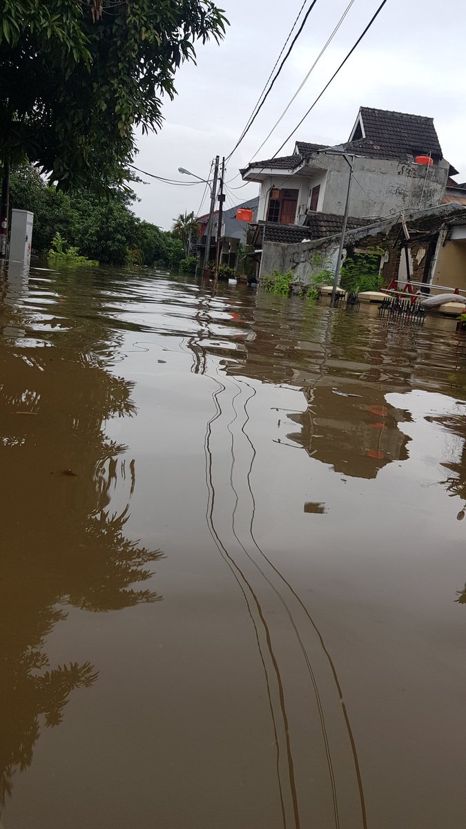 13.53 #banjir belum surut di Jl Kenanga Utara, Perum Pondok Hijau, Bekasi Timur sejak dini hari tadi. Ketinggian air seperut s/d sedada orang dewasa. Listrik masih padam. Cuaca berawan. Belum ada bantuan logistik #banjirbekasi