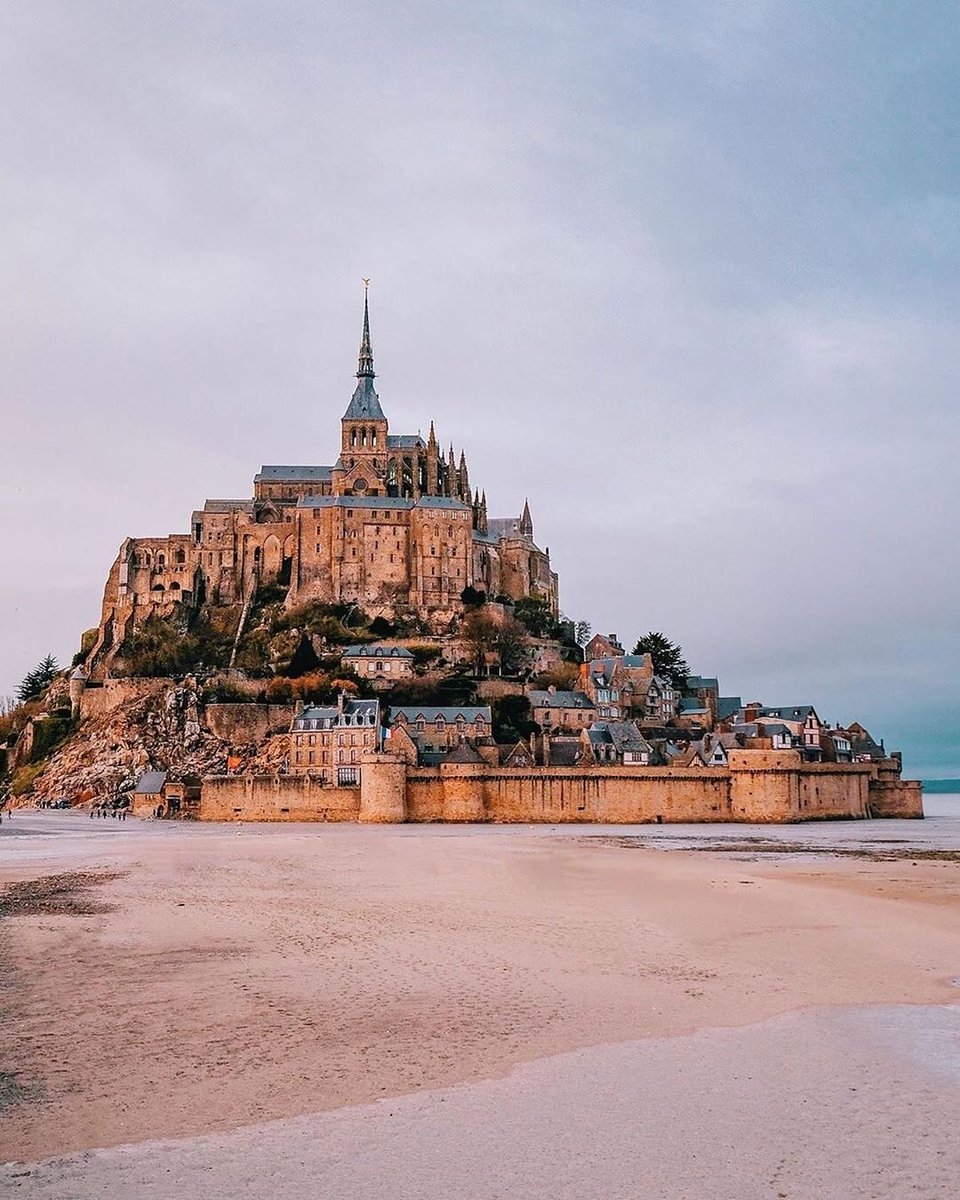BoutiqueStyleTD's tweet photo. Çevresi yarım mil uzunluğunda, deniz seviyesinden itibaren 90 metre yüksekliğindeki sivri bir kaya kütlesinin üzerine oturtulmuş Mont Saint-Michel, etkileyici yapılardan oluşan kompleksleriyle ziyaret etmenizi bekliyor...
@cntraveler 📩 info@boutiquestyle.com.tr https://t.co/bgOpYuyP1Q