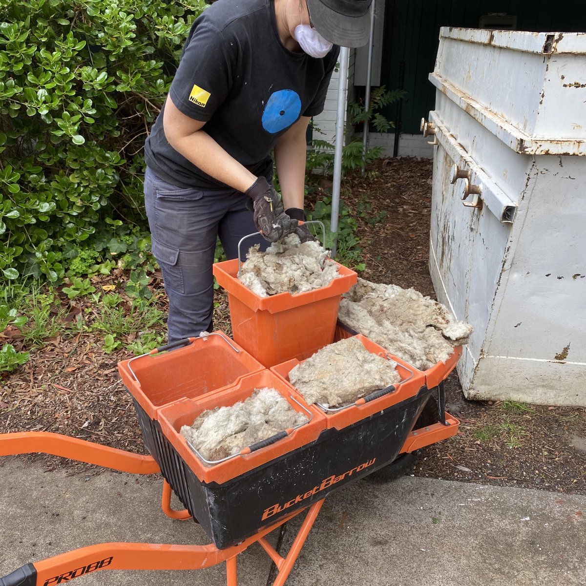 BucketBarrow's tweet image. ‘Light, compact, neat and easy to load and unload, love the scoop.’ Thanks Adrian, Laura and team from Top Level Carpentry, Melbourne for sharing your feedback and images from your recent demo job. Love seeing our PRO88 KIT make your work easier! #bucketbarrow #SaferEasierFaster