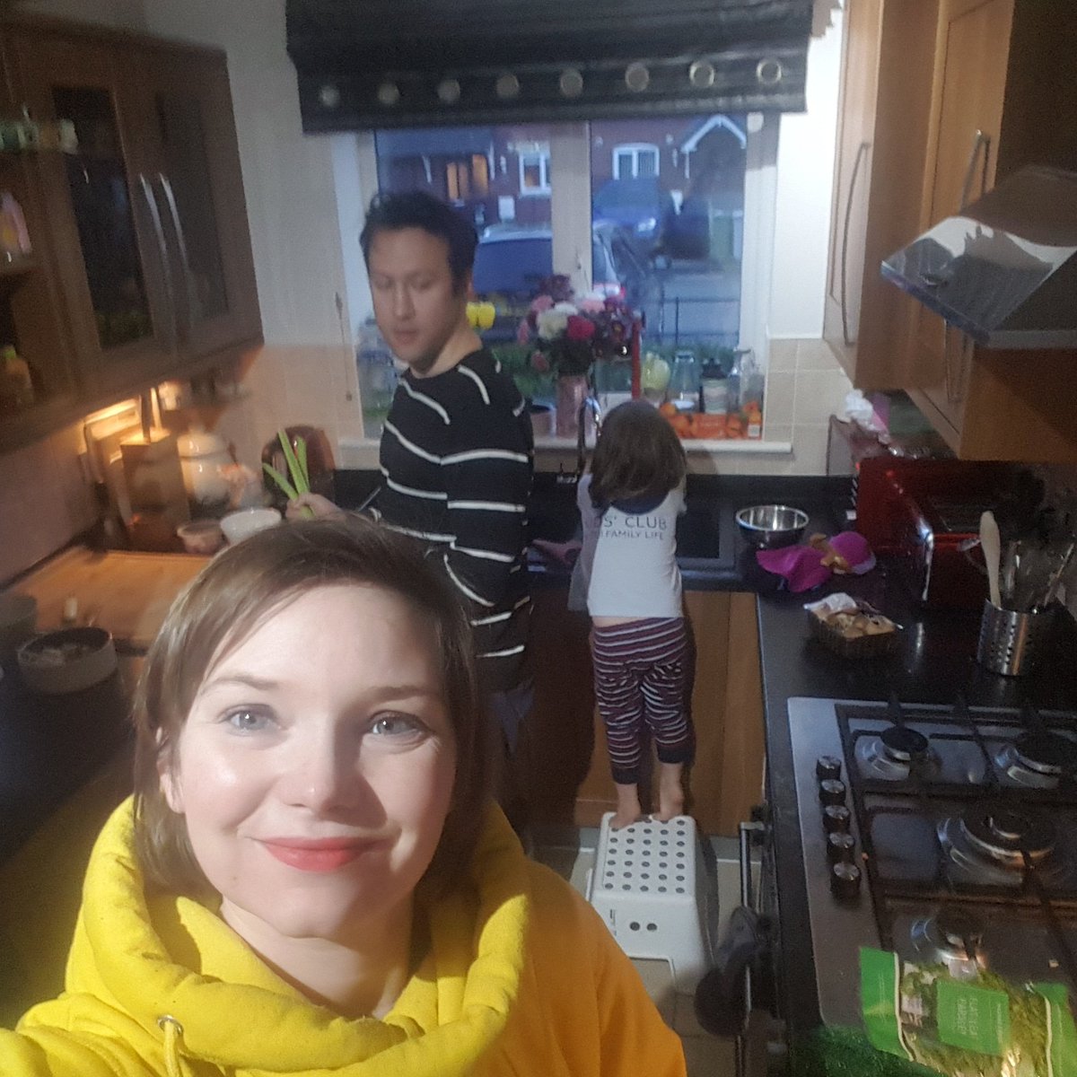 Family #cooking time. My little one loves washing the dishes. So it's important that the washing up liquid she uses is natural and chemical-free. 
recipe is in my guide bit.ly/mynhcg

#familytime #natural #cleaningtips #dinnertime #SelfieSunday #selfie #kitchen