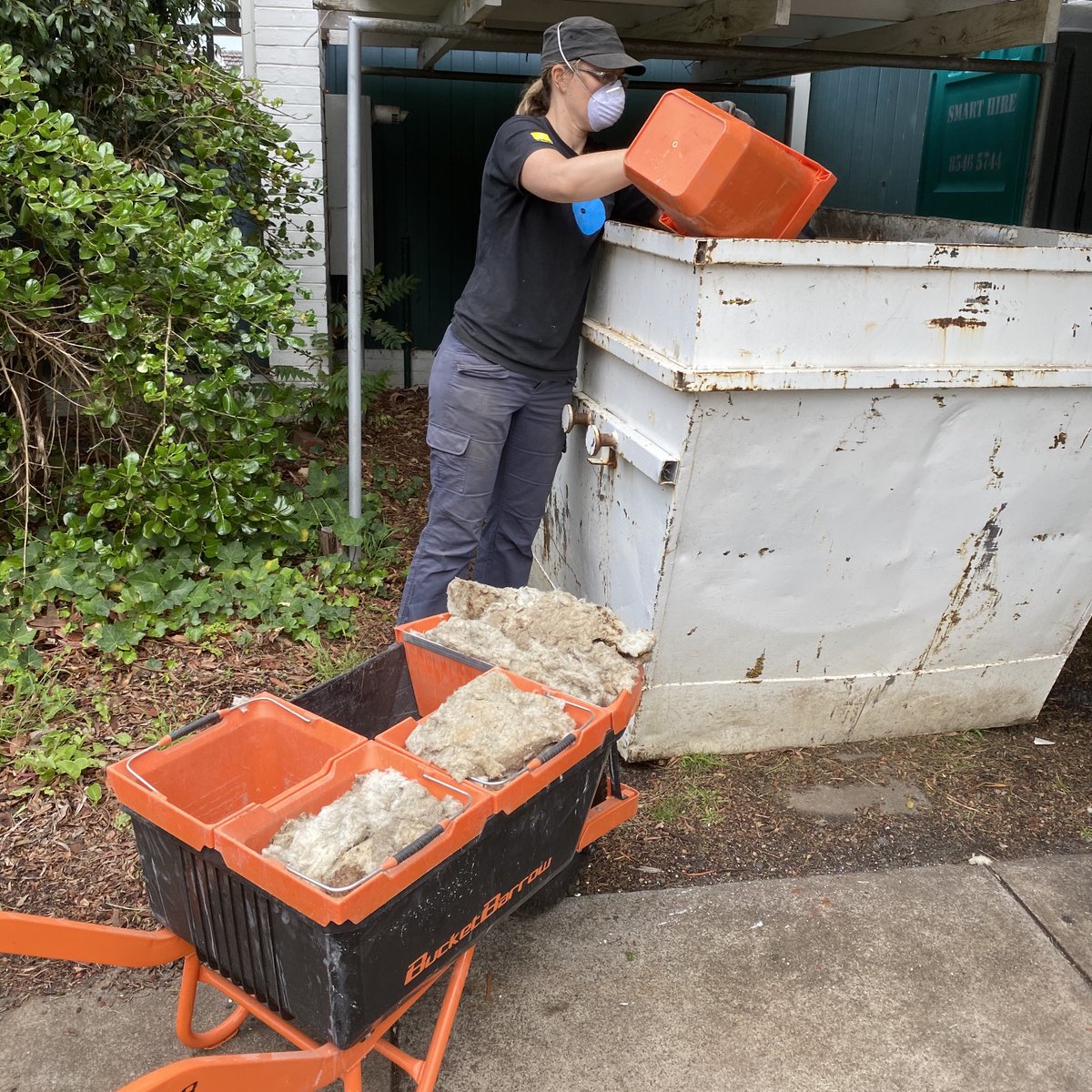 BucketBarrow's tweet image. ‘Light, compact, neat and easy to load and unload, love the scoop.’ Thanks Adrian, Laura and team from Top Level Carpentry, Melbourne for sharing your feedback and images from your recent demo job. Love seeing our PRO88 KIT make your work easier! #bucketbarrow #SaferEasierFaster