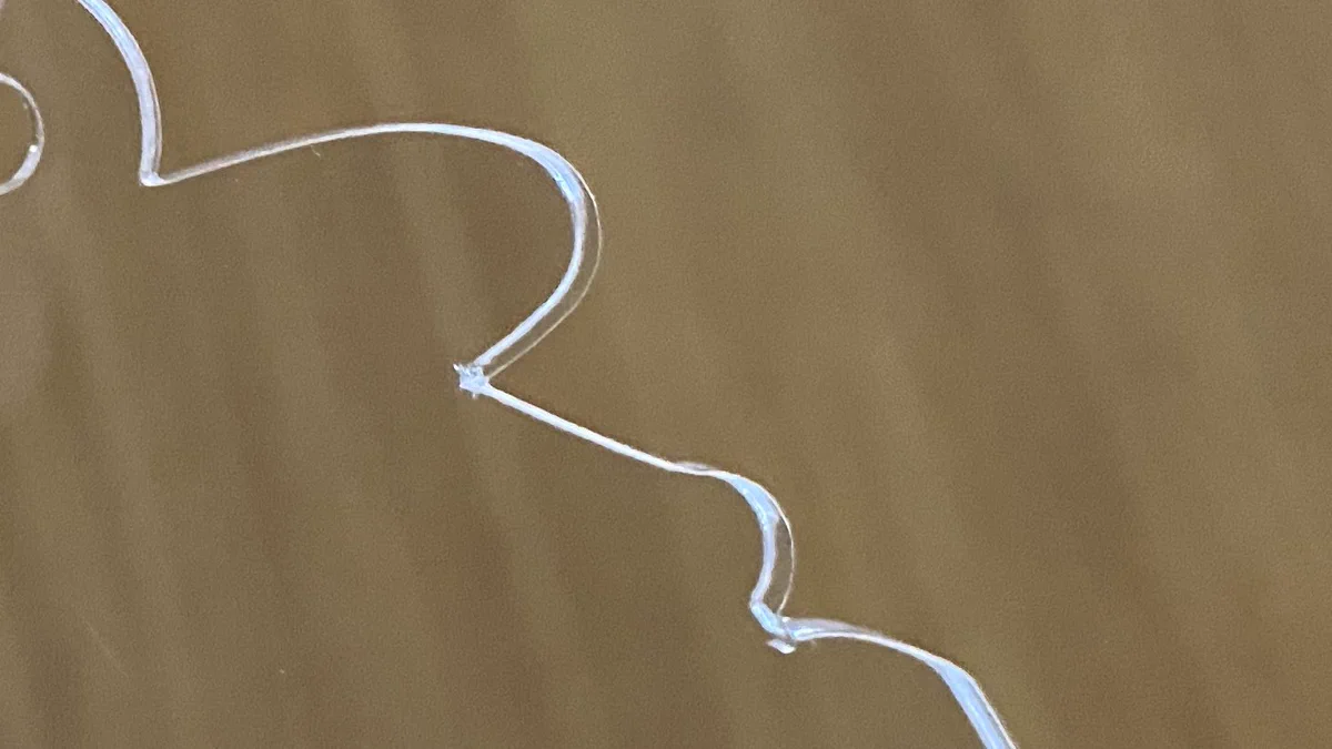 アクリル加工品をアルコール除菌剤で拭いちゃダメ！ひび割れてしまいます！