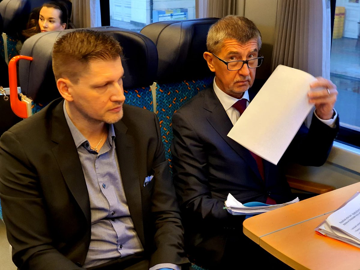 ceskedrahy_'s tweet photo. Otázky kolem dopravy na železnici ve Středočeském kraji #praveted. Vlak R707 ve směru Benešov. Za účasti @AndrejBabis @KarelHavlicek_ @stredozeme #IDSK https://t.co/F6GY9R1HHk