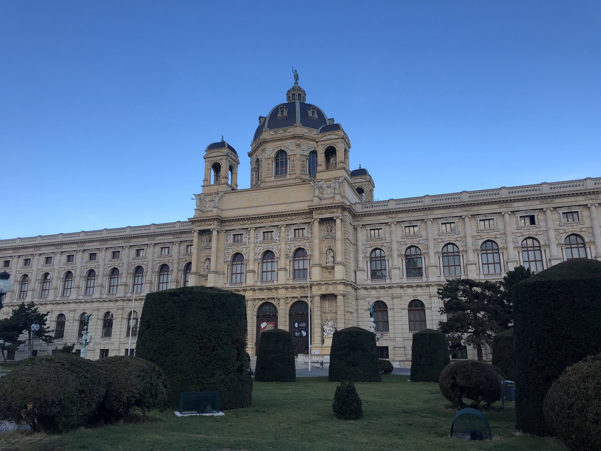 View from my morning run - Wienin luonnonhistoriallinen museo. Jotenkin sopivaa, kun seuraavan kahden päivän teemana on ilmastoriskien mallintaminen ja TCFD.