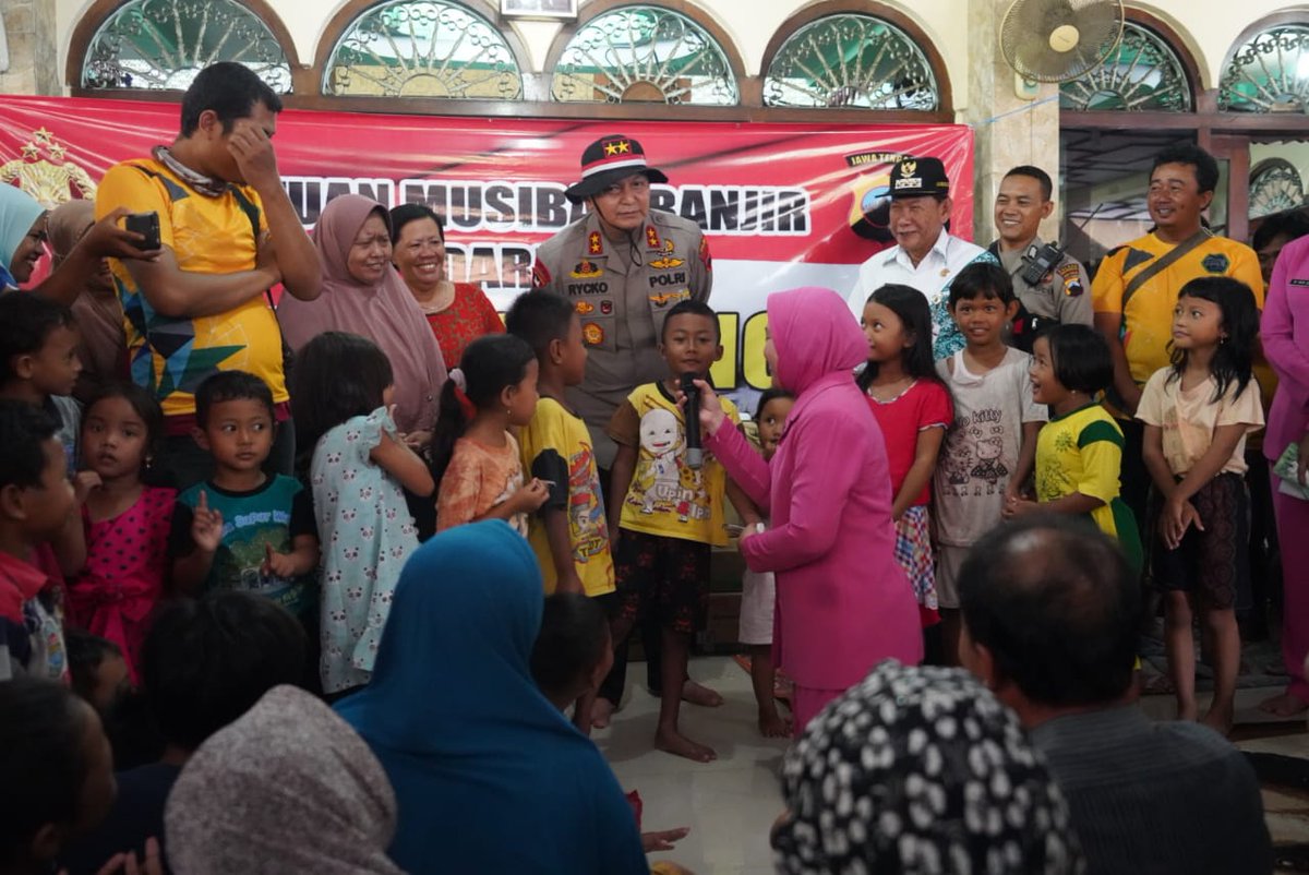 sumdareswi's tweet photo. #PolriSiapBantuBanjir https://t.co/u5vRrF6102