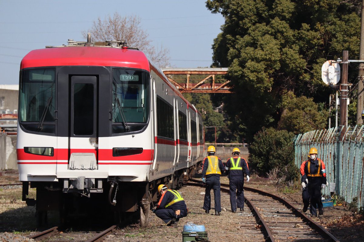 semiasa5700's tweet photo. 2月24日
1703Fと1704Fの廃車回送がありました。EL120に牽引されていく姿を見るととても悲しい気持ちになりました。時間の都合上1703Fの吊り上げしか見れませんでしたが最後にお別れができてよかったです。
約20年間ありがとう1703F・1704F。
#名鉄 #1703F #1704F https://t.co/irzEKQbWOx