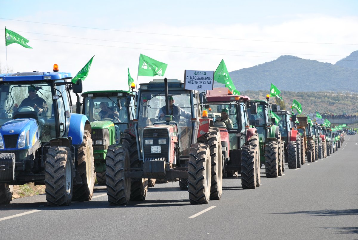 ASAJASEVILLA's tweet photo. Enorme respaldo a la protesta del Campo de Sevilla 👨🏼‍🌾🚜👩🏼‍🌾que cuenta con el apoyo de decenas de ayuntamientos, empresas de suministro y organizaciones, entre otras: @FeraguaRegantes @CEAes_ @fedarroceros @IGPManzyGord @asemesa  #ASEMA #Asociafruit @andaluciacaza 👏🏼👏🏼👏🏼👏🏼👏🏼 https://t.co/bcT0WuB57u