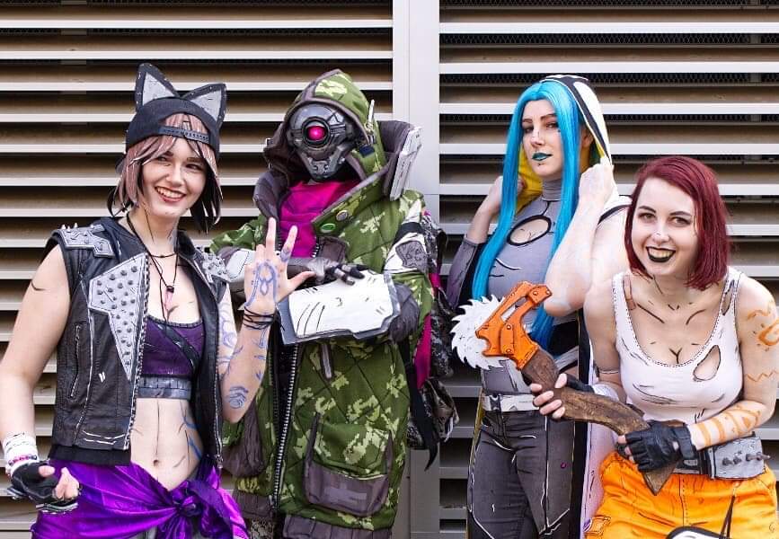 AshesMari's tweet photo. Slowly getting photos back from our @Borderlands 3 group at @TsukinoCon
For now, here's a Squad selfie.
📷-livingartbymaddy (instagram)
Cosplayer tags in the thread.
#borderlands3 #borderlands #borderlandscosplay #tsukinocon #photoshoot https://t.co/rRLou7elbl