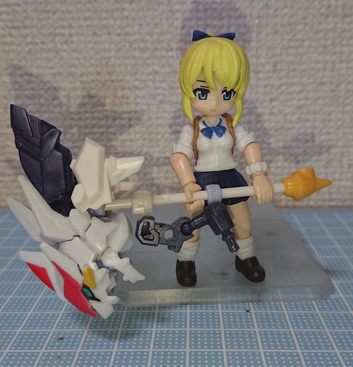 ぺやんぐ アニマギアのフレームをほぼ使い尽くし余ったパーツで何か出来ないかなーと弄ってたら武器が出来ました 武器種はハンマー 頭の名前からガレオ ストライクと命名 一応通常モードからブーストモードになるギミック付き 背部にマウントも可能