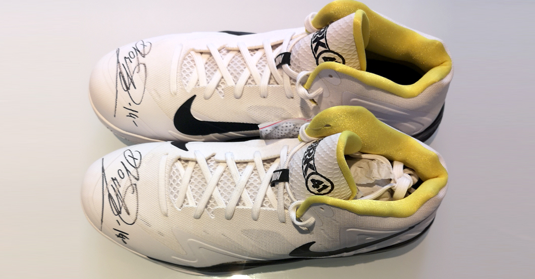 United_Charity's tweet photo. Dirk Nowitzkis original signierte & limitierte Abschiedsschuhe sind unterm virtuellen Hammer - natürlich für den guten Zweck: https://t.co/Ida29JGAWz
#DirkNowitzki #Dirkules @swish41 @BIG_Deutschland @DBB_Basketball https://t.co/rojub0DolC