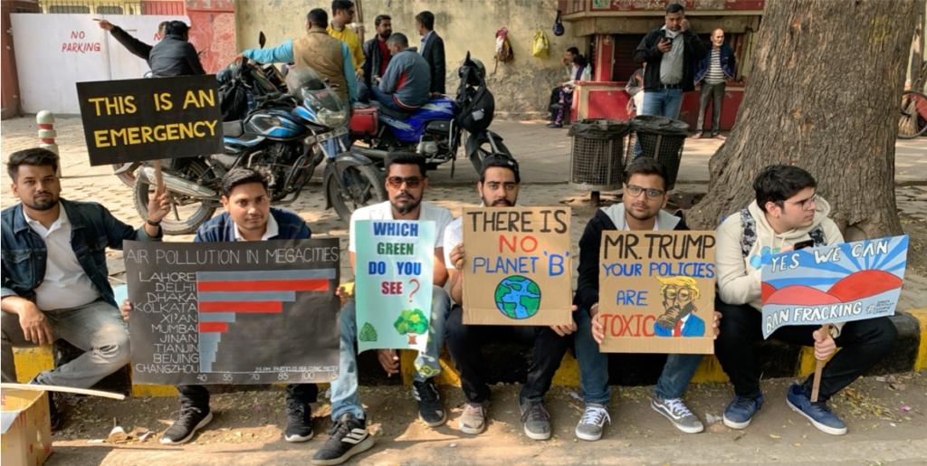 BuyEarthly's tweet photo. @BrutIndia @TheQuint @thewire_in @TheLallantop @ScoopWhoop @TenNewsDotIn
Youth peace protest at Jantar Mantar against the policies and consumption habit affecting the climate around us.
#TrumpInIndia #TrumpVisitIndia #TrumpIndiaVisit #NamasteyTrump #ClimateChange #ClimateAction https://t.co/bsLz5HsGTY