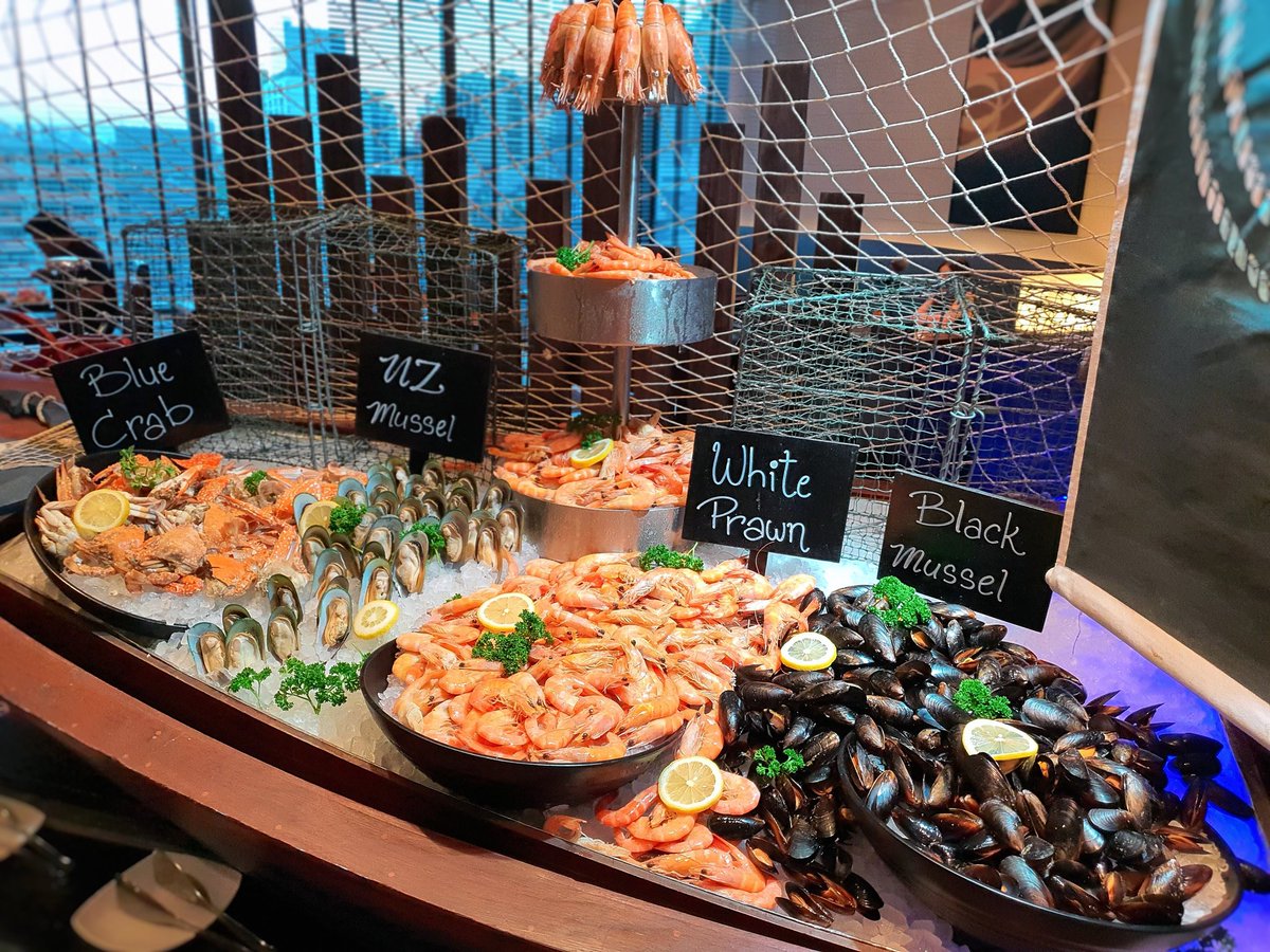 Foybeautydiary's tweet image. บุฟเฟ่ต์ซีฟู้ด 4 ชั่วโมงจุกๆ ที่โนโวเทล เพลินจิตโคตรดี ของกินเยอะมากกก กุ้งเผาตัวใหญ่ๆเนื้อแน่นๆมีคนย่างให้พร้อม ซีฟู้ดออนไอซ์ กุ้ง ปูม้า หอยตั่งต่าง อาหารนานาชาติ พิซซ่า สปาเก็ตตี้ ซูชิ อาหารอินเดีย ของหวานอีกเพียบ ไปกินช่วงนี้ได้กุ้งแม่น้ำราดน้ำปลา+ปูหิมะราดซอสมะขามคนละเซ็ตด้วย