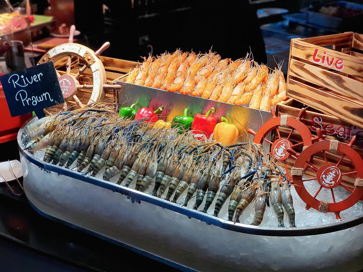 Foybeautydiary's tweet image. บุฟเฟ่ต์ซีฟู้ด 4 ชั่วโมงจุกๆ ที่โนโวเทล เพลินจิตโคตรดี ของกินเยอะมากกก กุ้งเผาตัวใหญ่ๆเนื้อแน่นๆมีคนย่างให้พร้อม ซีฟู้ดออนไอซ์ กุ้ง ปูม้า หอยตั่งต่าง อาหารนานาชาติ พิซซ่า สปาเก็ตตี้ ซูชิ อาหารอินเดีย ของหวานอีกเพียบ ไปกินช่วงนี้ได้กุ้งแม่น้ำราดน้ำปลา+ปูหิมะราดซอสมะขามคนละเซ็ตด้วย