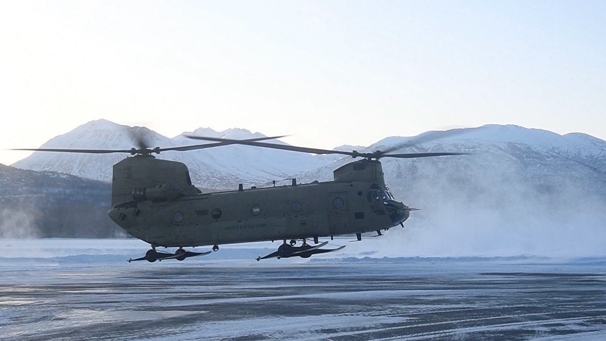 A CH-47 #Chinook takes flight for #ArcticEdge 2020 … dvidshub.net/r/qppwi8 #Arctic #Army #helicopters
