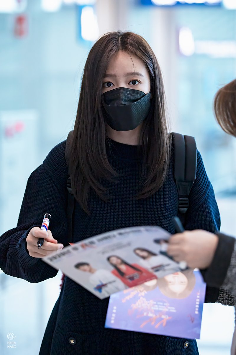 hellohanidotcom's tweet photo. Feb 25, 2020 | 파리로 출국 Heading to Paris🇫🇷 where The Capital of Fashion💄👠👜 (1/2)

#안희연 #AhnHeeyeon #安喜延 #EXID #하니 #Hani #ハニ https://t.co/zxTk9cvDnT