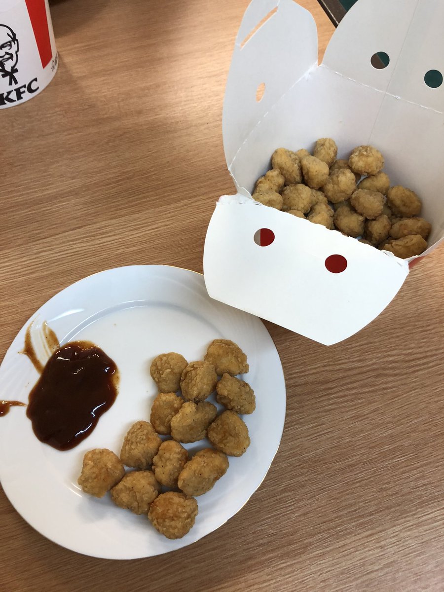 tebbs86's tweet photo. @KFC_UKI 80 pieces my arse..... there’s 53!!!! Apparently they just full to the line so their advert is crap!!!! https://t.co/vl5SfOuVk1
