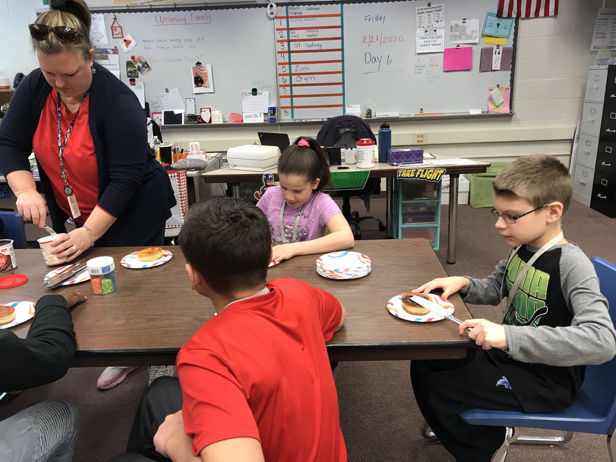 mrsle_ccmsls's tweet photo. We learned how to make donuts from biscuits and they were delicious!!! @MsTonkinCCMS #ccmsdoesthefunstuff https://t.co/QmSdYlLWQz