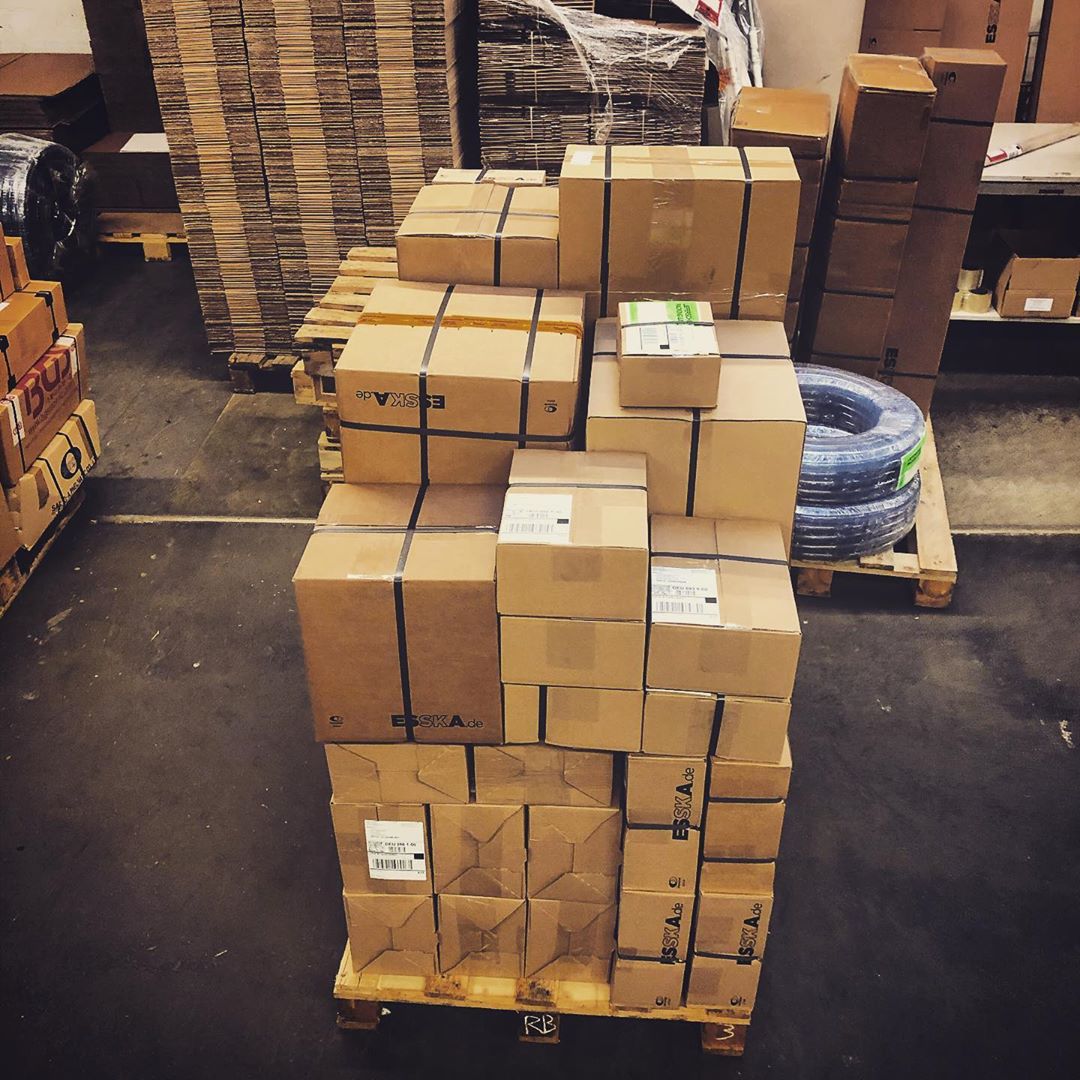 Und wieder verlässt eine Bestellung das Lager! 🚀☑️ #lager #logistik #produkte #b2b #ecommerce #onlineshop #industriebedarf #betriebstechnik #industrie #industriebrand #warenausgang #pakete