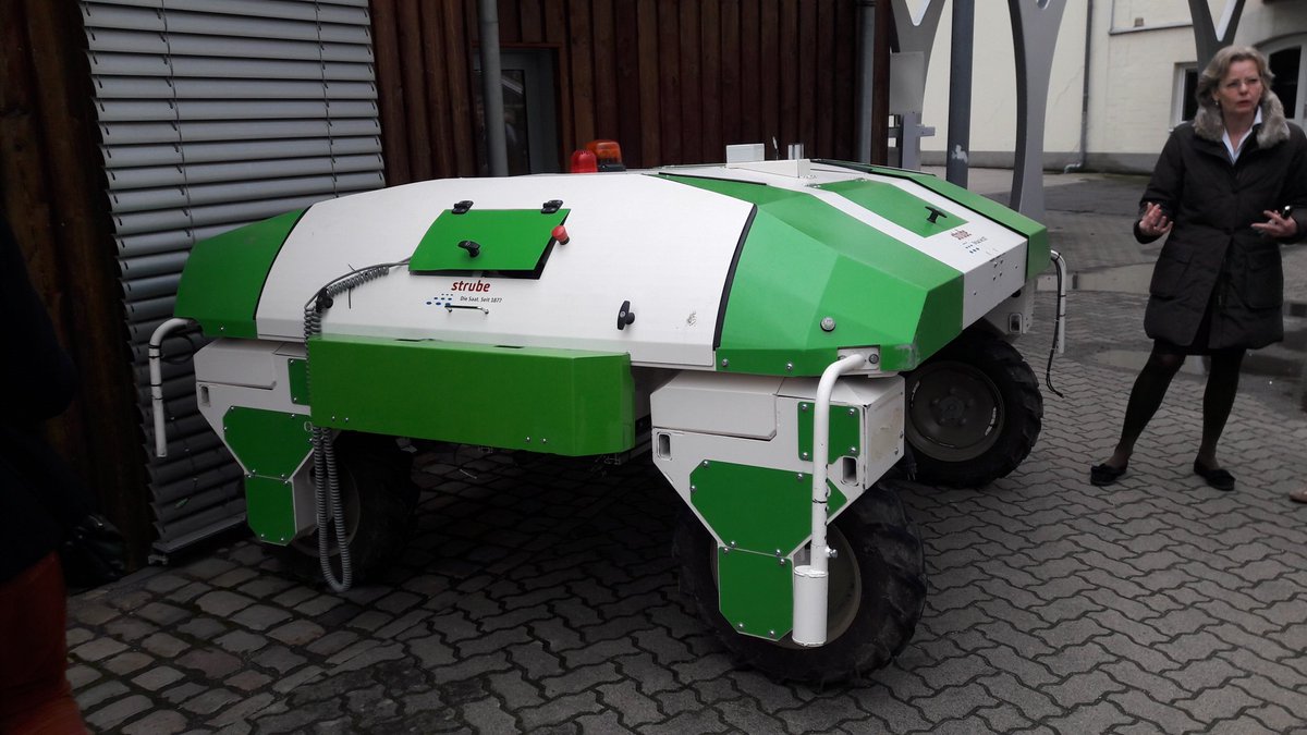 Rien n'échappe aux caméras et algorithmes du PhenoFieldBot, le robot autoporté qui analyse en 3D chaque plante de chaque essai.
Antje Wolff, responsable de la qualité semences, le présente au groupe de planteurs français