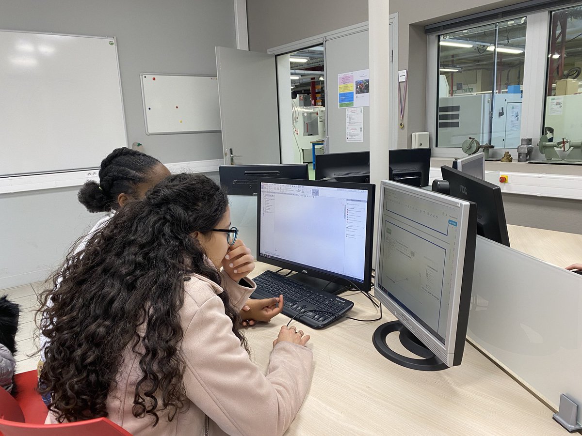 InformatiqueBP's tweet image. L’informatique et plus spécifiquement le code, ce sont aussi des applications techniques et industrielles. #GirlsRCoding visite les ateliers robotique et CAO- découpe laser du Groupe Saint Joseph . Merci aux équipes et aux étudiants passionnés. 👍🏻