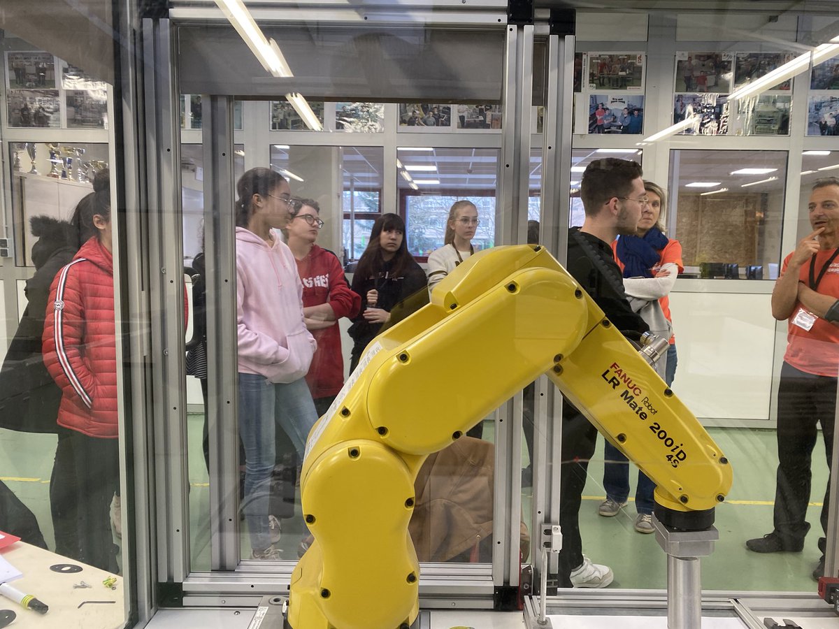 InformatiqueBP's tweet image. L’informatique et plus spécifiquement le code, ce sont aussi des applications techniques et industrielles. #GirlsRCoding visite les ateliers robotique et CAO- découpe laser du Groupe Saint Joseph . Merci aux équipes et aux étudiants passionnés. 👍🏻