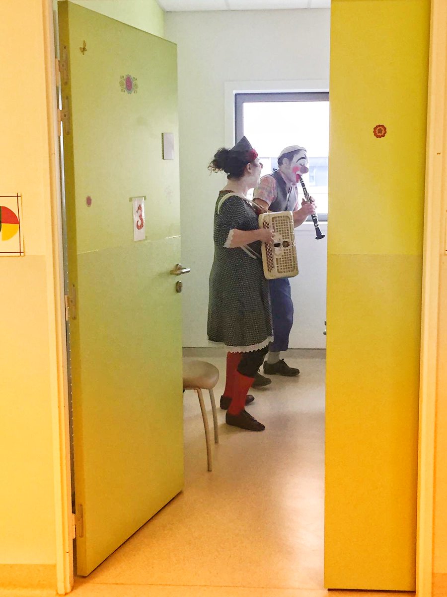 SN_Essonne's tweet photo. 🥁 CETTE SEMAINE
Le duo de #clowns musiciens, acrobates, virtuoses et surtout très... #attachant #BibeuEtHumphey a envahi l'hôpital de jour du service pédiatrique du @CHSF91 !
➡ https://t.co/HQ09i6LR7X
@grandparissud @CDEssonne @VilledEvryCourc https://t.co/NhQ23KqXmJ