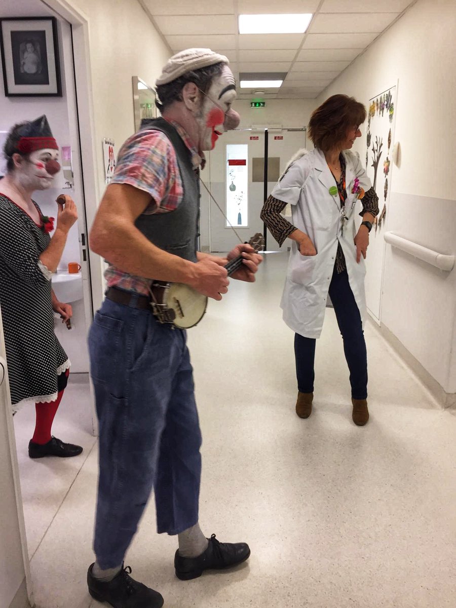 SN_Essonne's tweet photo. 🥁 CETTE SEMAINE
Le duo de #clowns musiciens, acrobates, virtuoses et surtout très... #attachant #BibeuEtHumphey a envahi l'hôpital de jour du service pédiatrique du @CHSF91 !
➡ https://t.co/HQ09i6LR7X
@grandparissud @CDEssonne @VilledEvryCourc https://t.co/NhQ23KqXmJ