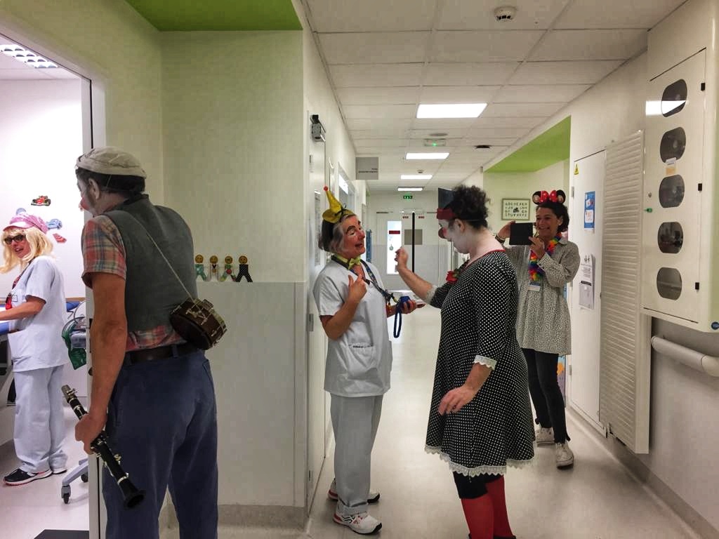 SN_Essonne's tweet photo. 🥁 CETTE SEMAINE
Le duo de #clowns musiciens, acrobates, virtuoses et surtout très... #attachant #BibeuEtHumphey a envahi l'hôpital de jour du service pédiatrique du @CHSF91 !
➡ https://t.co/HQ09i6LR7X
@grandparissud @CDEssonne @VilledEvryCourc https://t.co/NhQ23KqXmJ