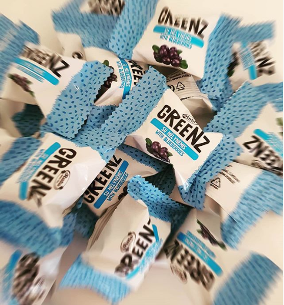 SweeganUk's tweet photo. These sweets of exceptional flavour are made of dried blueberries, banana, dates, apples and cashew, covered with 96 % chocolate  #sugarfree #greenlife #noaddedsugar #veganuk #sweetsforsale #naturalsweets #vegetariansweets #veganfood #vegansuk #vegetarianfood #sweetsuk #ukvegans https://t.co/FMyJPIu8hi