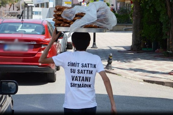 Büyükakın'dan iyilik fenomeni simitçi Erkan'a övgü