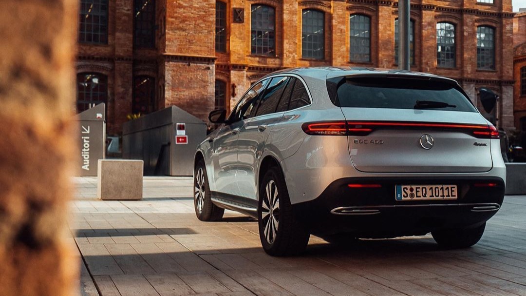 [Stromverbrauch kombiniert: 20,8–19,7 kWh/100 km | CO₂-Emissionen kombiniert: 0 g/km | mb4.me/DAT-Leitfaden-…| Mercedes-Benz EQC 400 4MATIC] 
Our favorite ride to the track. #WeDriveTheCity in the inspiring Mercedes-Benz #EQC ♥️ mb4.me/eqc-com_twr.
 📸 via @MercedesEQFE