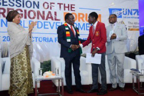 ECA_OFFICIAL's tweet photo. @NKosilathi Nyathi, championne #ClimateChange, UNICEF #Zimbabwe, captive les délégués au #ARFSD2020 en alertant les leaders de #Africa d’impliquer les jeunes ds les processus de décision; prendre au sérieux le climat. L’avenir est maintenant. #LeaveNoOneBehind #ForPeopleForPlanet https://t.co/EDPCSbgrsC