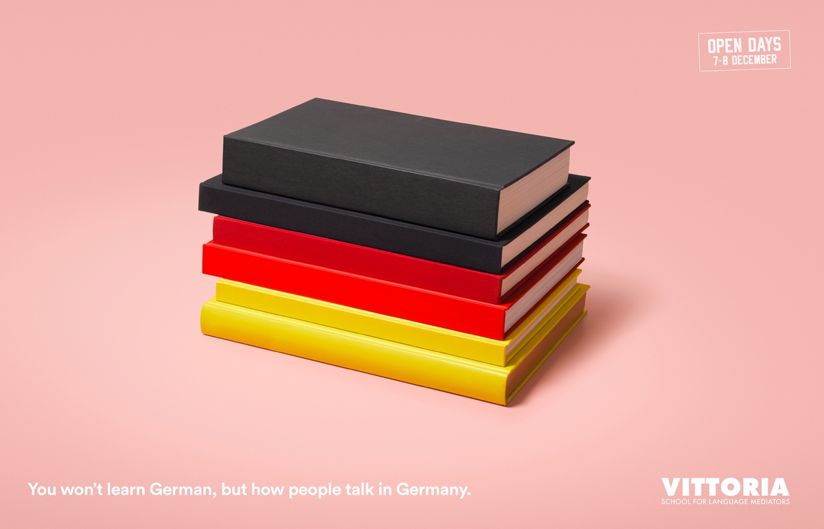 Vizeversa's tweet photo. Preciosa campaña para la Escuela Vittoria para mediadores lingüísticos, donde reproducen las banderas de distintos países con portadas de libros.😊 #vizeversa #idiomas #campaña #publicidad #creatividad https://t.co/wZGT62A21g