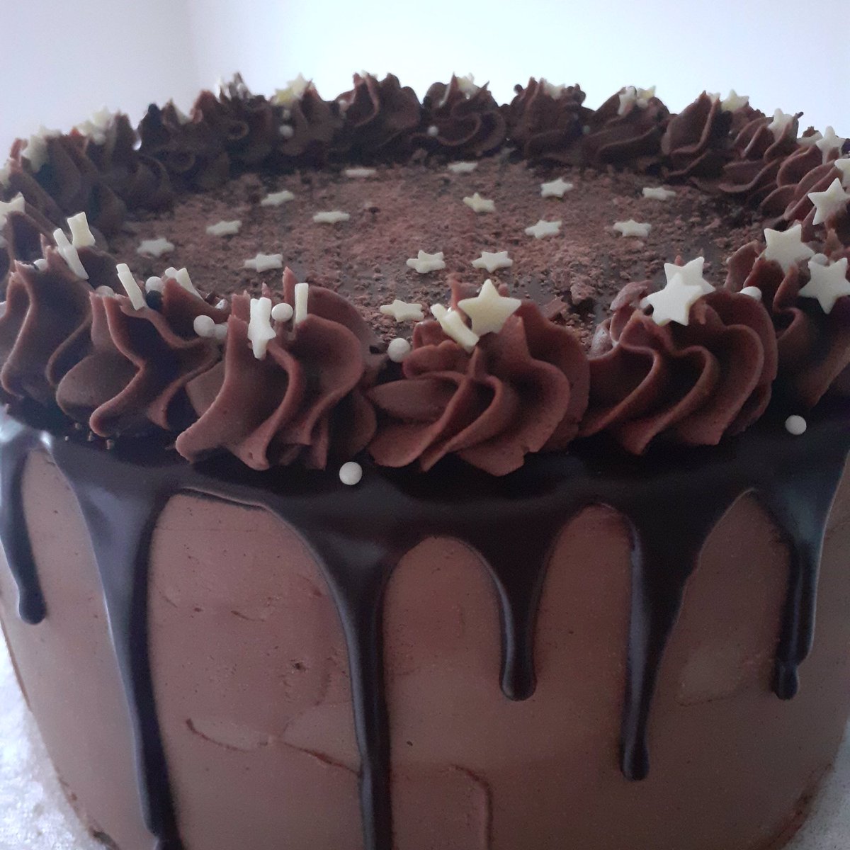It feels like a chocolate kind of day 🍫

I don’t know about you but all this cold weather makes me reach for comfort food. And this chocolate drip cake is right up there 😊

#chocolatefudge #dripcake #chocoholic #birthdaycake #comfortfood #homebakery #chapelallerton #leeds