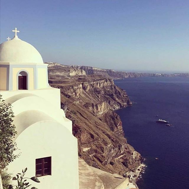 SantoSecrets's tweet photo. Literally hanging from the #calderacliffs , this cute #church offers the best view over the #aegeansea ⛪
#santorinisecrets #lovesantorini #instasantorini #visitsantorini #destinationsantorini #thira #beautifulsantorini #santorinilife #exploresantorin… https://t.co/aNCX8TvH4p https://t.co/8nuWiF6ZaM