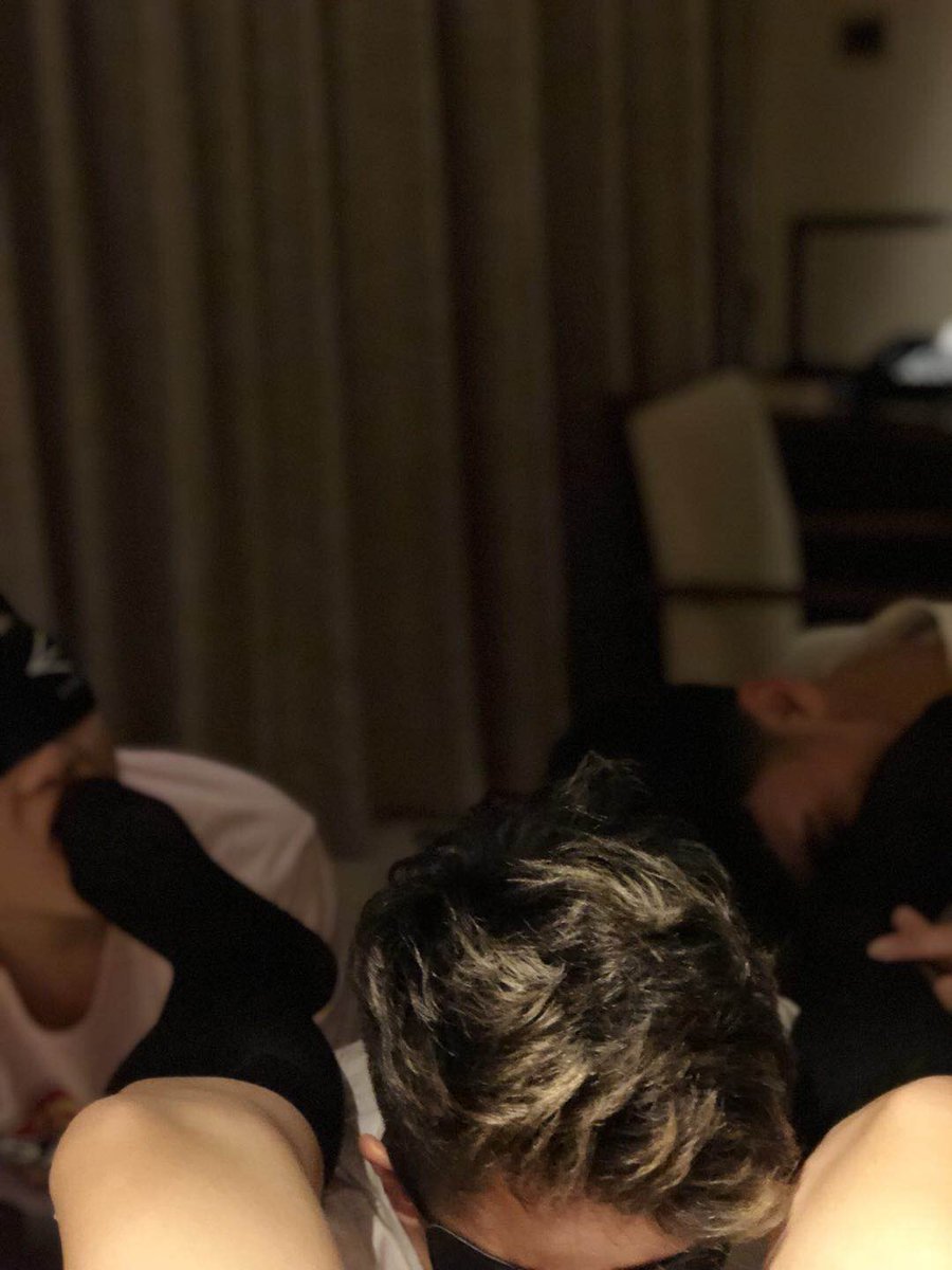 #正装 #玩奴 1.伪主伺候2.三奴争舔3.多奴吃鸡，舔鞋舔脚伺候沐浴。存货满满都有视频，涨粉后发出，有贱奴愿为我增粉者，可赠送本人原味内裤丝袜。