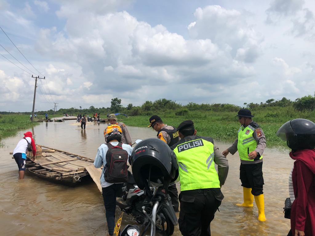 KalitRisu's tweet photo. Setiap Bencana Alam kita harus saling menolong...
#PolriSiapBantuBanjir https://t.co/GU0TtdjudV