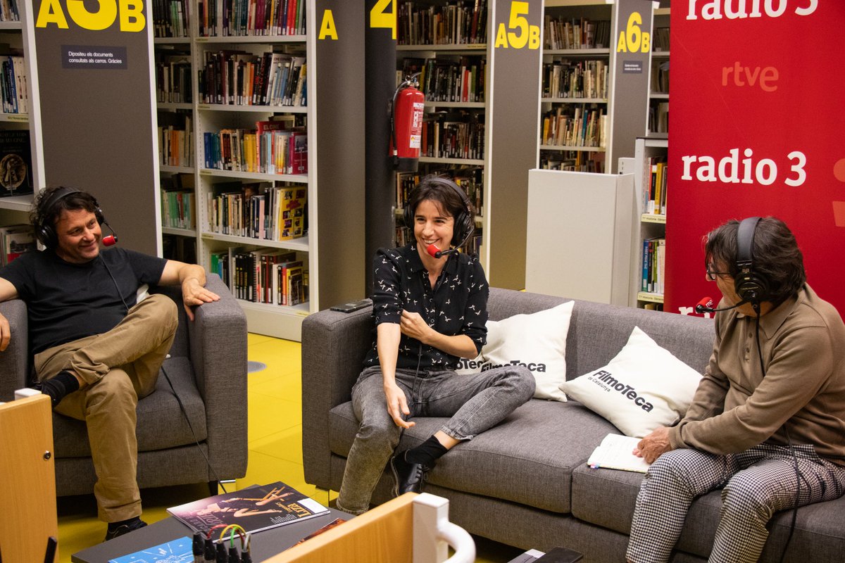 filmotecacat's tweet photo. Divendres, durant la gravació del programa de @radio3_rne, @Radio3Tolentino, la cineasta Mar Coll i Sergi Casamitjana director del @escac van poder comprovar la confortabilitat del nou espai de lectura de la #BibliotecaCinema https://t.co/YdjuOszDCD