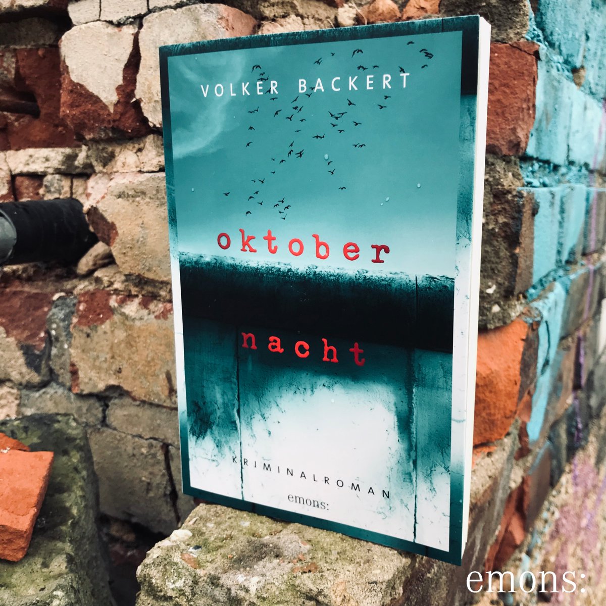 Hannah Steiner steht kurz vor dem Durchbruch: Sie soll eine Polit-Talkshow übernehmen und zum Jubiläum der deutschen Einheit moderieren. Dann wirft eine Offenbarung ihr Leben aus der Bahn: Sie wurde adoptiert – ihr leiblicher Vater war ein Stasi-Major. Und das ist nur der Anfang!