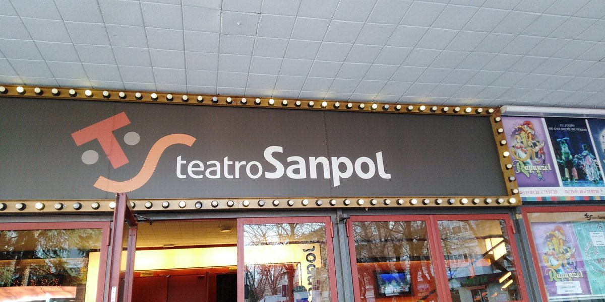 Ya hemos llegado al teatro¡Estamos entusiasmados por ver la función!