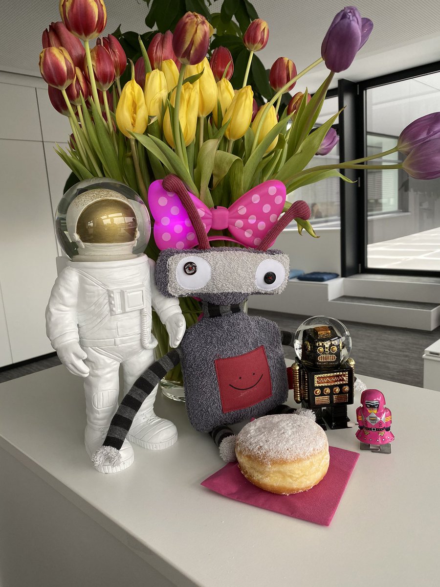 Faschingsspaß mit meinen Freunden auf netruG 🥳 - den Krapfen verdrück ich aber alleine 😉🎉