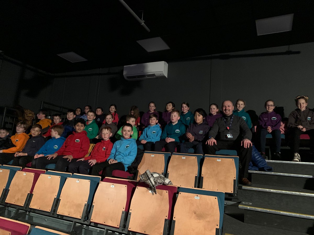 Hendrefoilan's tweet photo. Y6 visiting Olchfa to watch the Wizard of Oz #hdfptransition #hdfpexpressivearts https://t.co/tN2ooXreU8